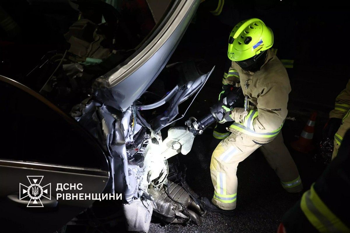 Відео моменту: ексфутболіст СК «Дніпро-1» з родиною потрапили у жахливу ДТП з вантажівками 7