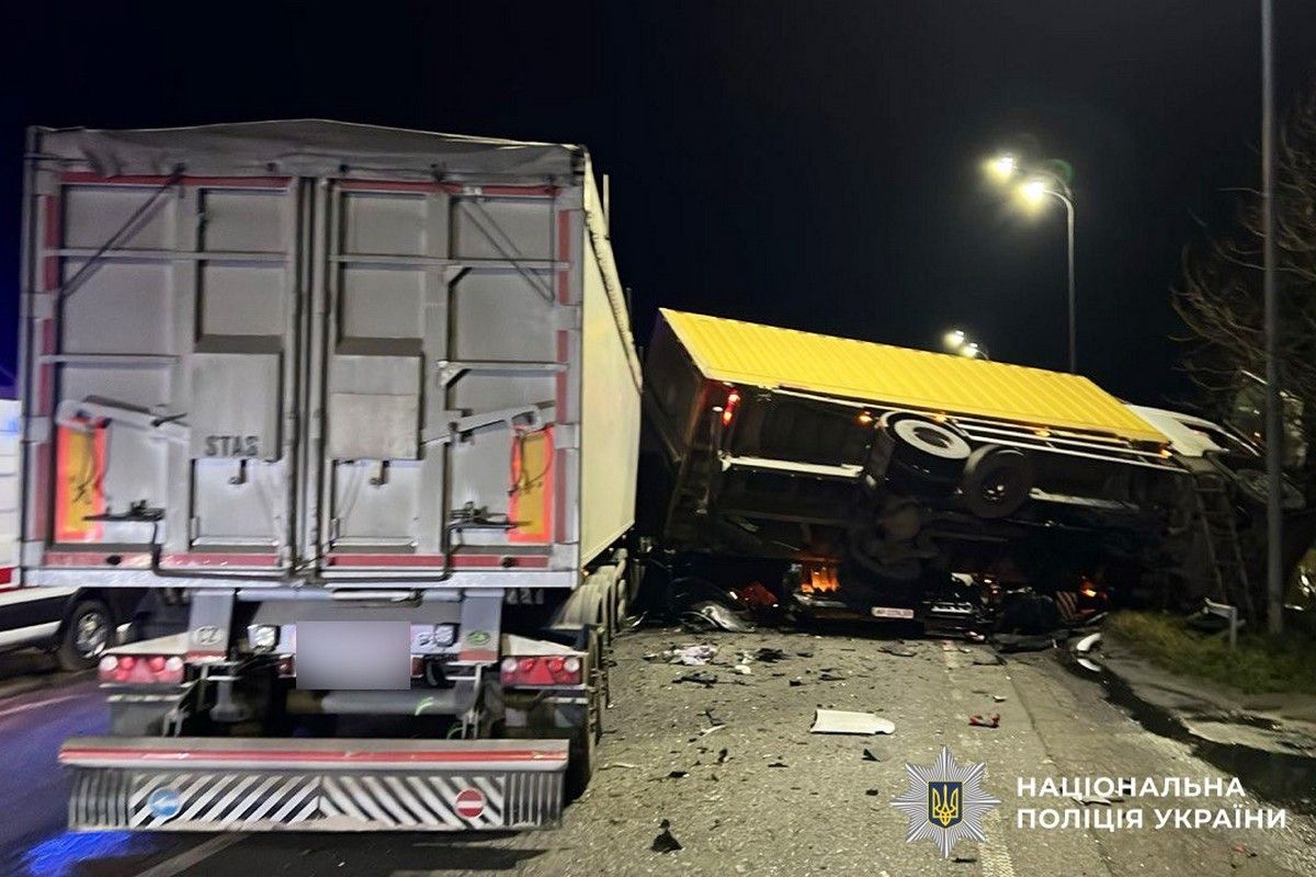 Відео моменту: ексфутболіст СК «Дніпро-1» з родиною потрапили у жахливу ДТП з вантажівками 6