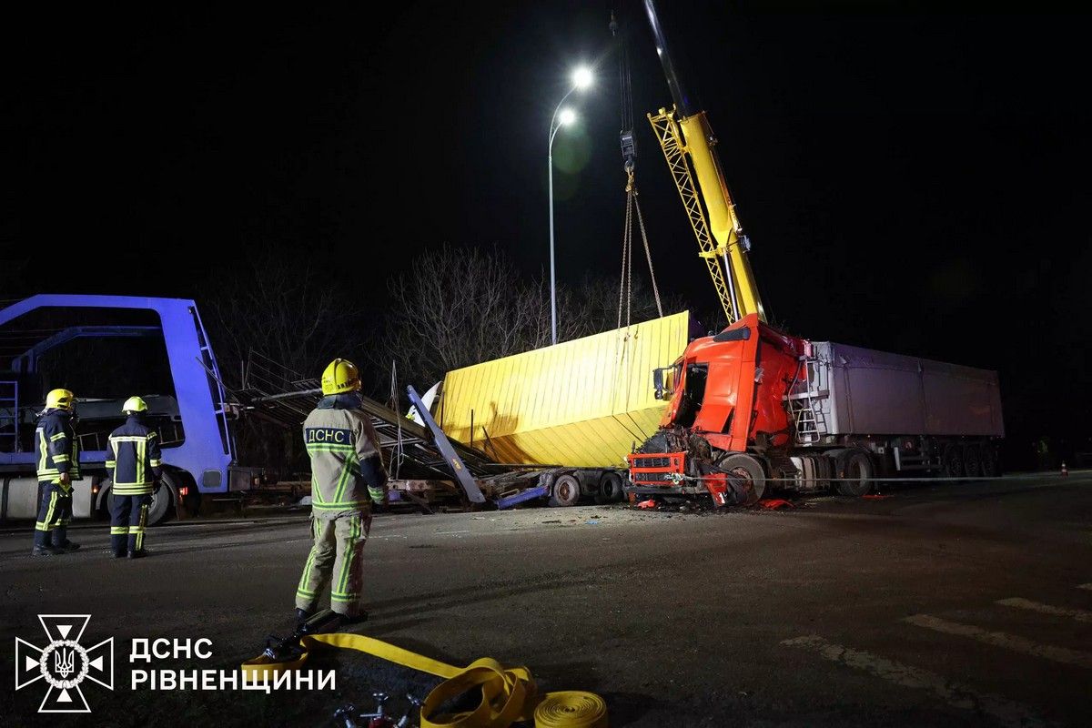 Відео моменту: ексфутболіст СК «Дніпро-1» з родиною потрапили у жахливу ДТП з вантажівками 8