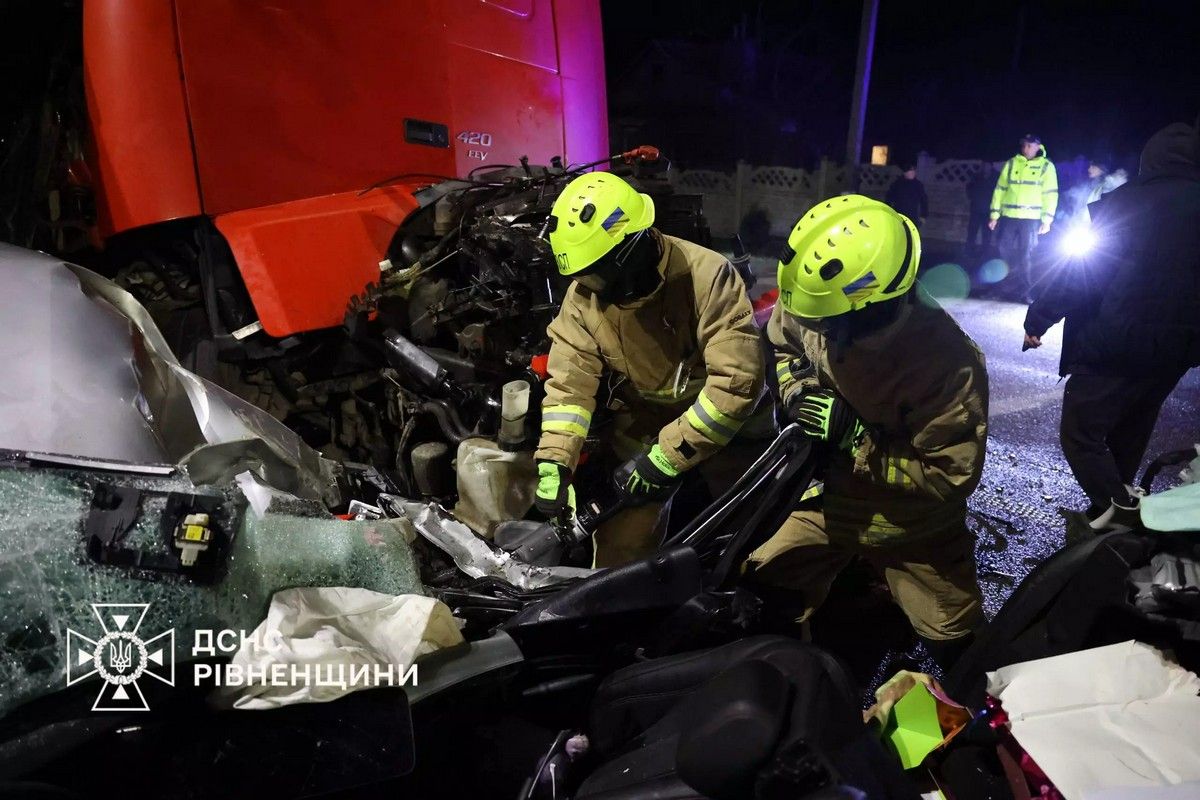Відео моменту: ексфутболіст СК «Дніпро-1» з родиною потрапили у жахливу ДТП з вантажівками 4