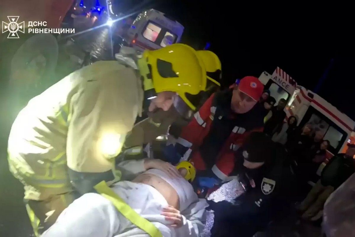 Відео моменту: ексфутболіст СК «Дніпро-1» з родиною потрапили у жахливу ДТП з вантажівками 5