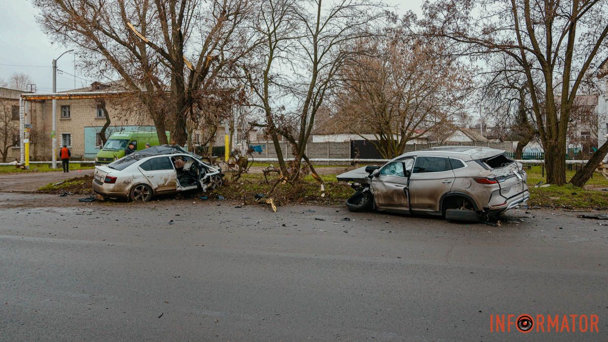 У Дніпрі біля ж/м Північний, на вулиці Добробатів, зіткнулися BYD та Skoda: остання влетіла у дерево, є постраждалі
