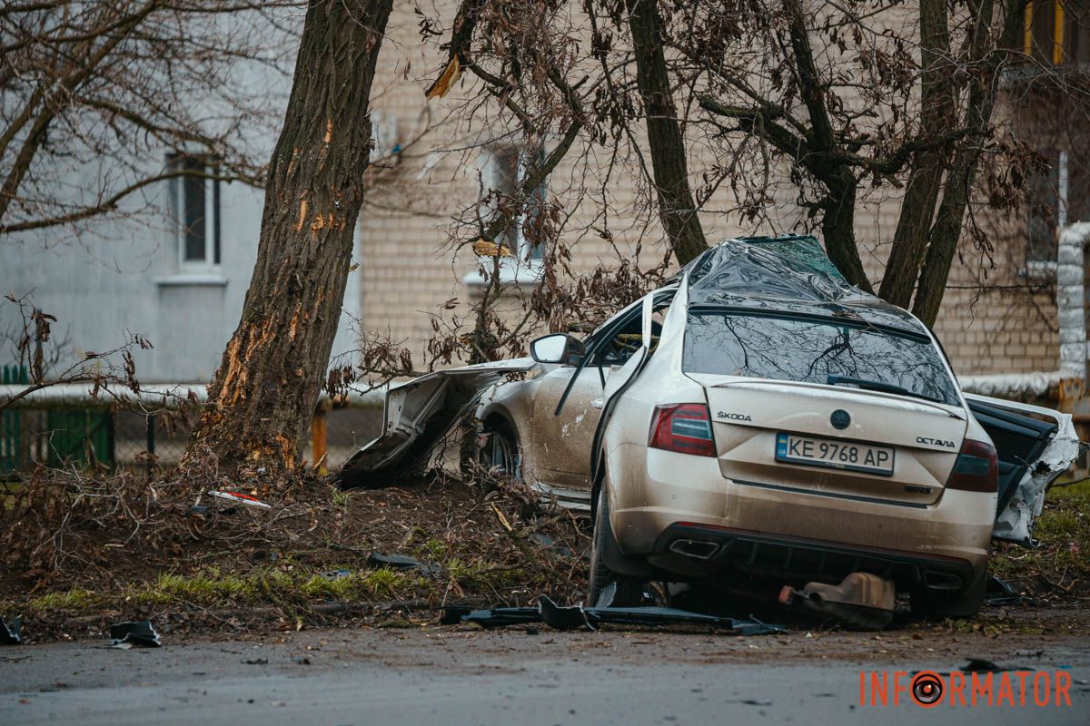 Попередньо, їх забрали до лікарні, стан - стабільний У Дніпрі біля ж/м Північний, на вулиці Добробатів, зіткнулися BYD та Skoda: остання влетіла у дерево, є постраждалі 15