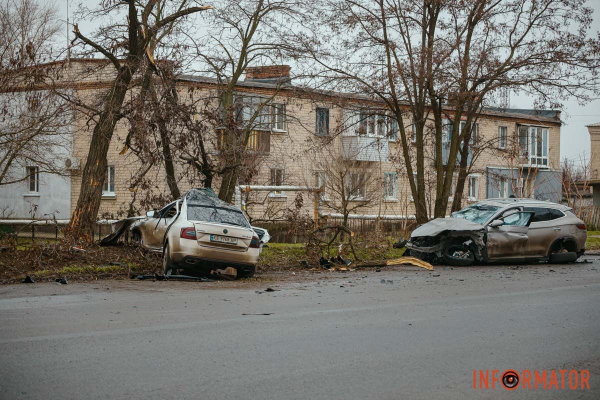 Пошкоджені автівки У Дніпрі біля ж/м Північний, на вулиці Добробатів, зіткнулися BYD та Skoda: остання влетіла у дерево, є постраждалі 16