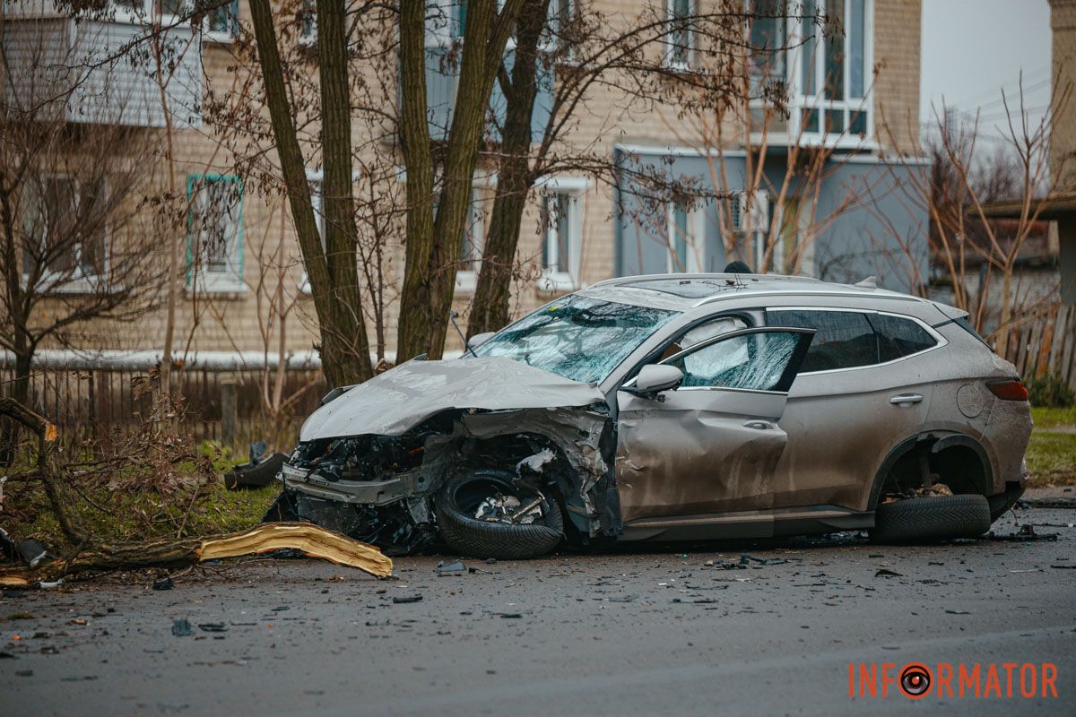 Удар був достатньо сильним, аби зім'яти обидві машини У Дніпрі біля ж/м Північний, на вулиці Добробатів, зіткнулися BYD та Skoda: остання влетіла у дерево, є постраждалі 17