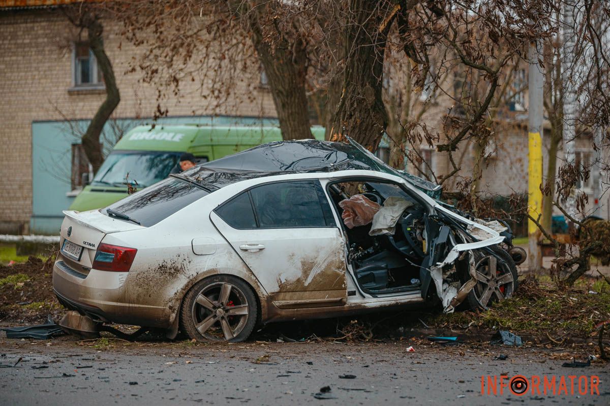 Передня частина автівки практично знищена У Дніпрі біля ж/м Північний, на вулиці Добробатів, зіткнулися BYD та Skoda: остання влетіла у дерево, є постраждалі 19