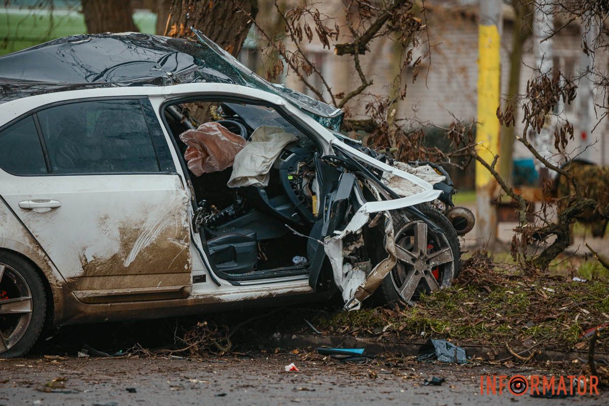 Спрацювали подушки безпеки У Дніпрі біля ж/м Північний, на вулиці Добробатів, зіткнулися BYD та Skoda: остання влетіла у дерево, є постраждалі 20