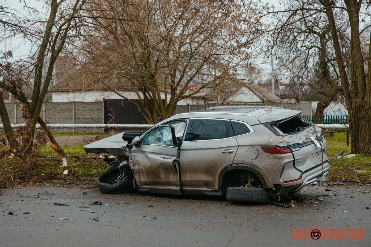 Відвалилися колеса У Дніпрі біля ж/м Північний, на вулиці Добробатів, зіткнулися BYD та Skoda: остання влетіла у дерево, є постраждалі 21