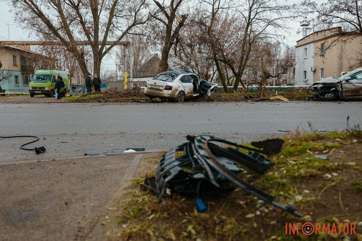 Уламки відкинуло на протилежний бік вулиці У Дніпрі біля ж/м Північний, на вулиці Добробатів, зіткнулися BYD та Skoda: остання влетіла у дерево, є постраждалі 22