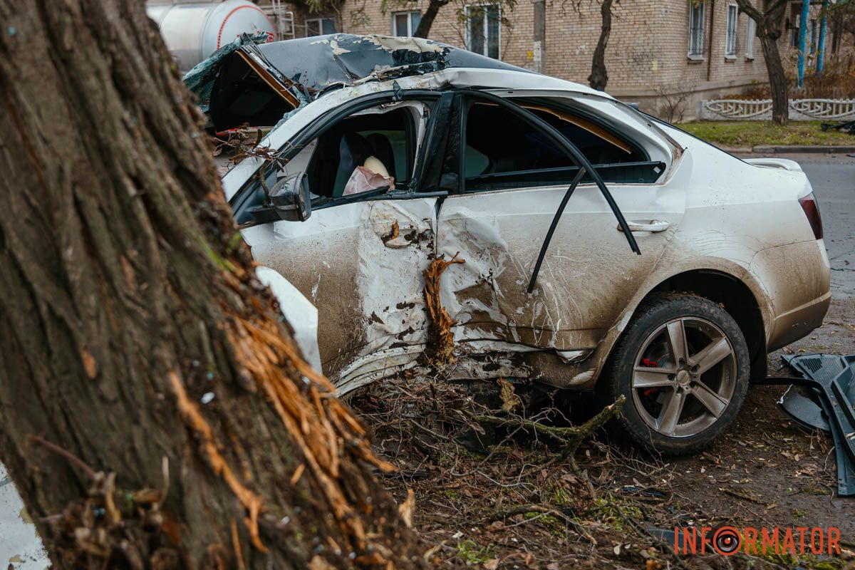 Автівки також розвернуло У Дніпрі біля ж/м Північний, на вулиці Добробатів, зіткнулися BYD та Skoda: остання влетіла у дерево, є постраждалі 23