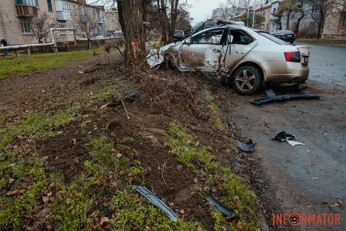 Слід, як машину заносило в дерево У Дніпрі біля ж/м Північний, на вулиці Добробатів, зіткнулися BYD та Skoda: остання влетіла у дерево, є постраждалі 24