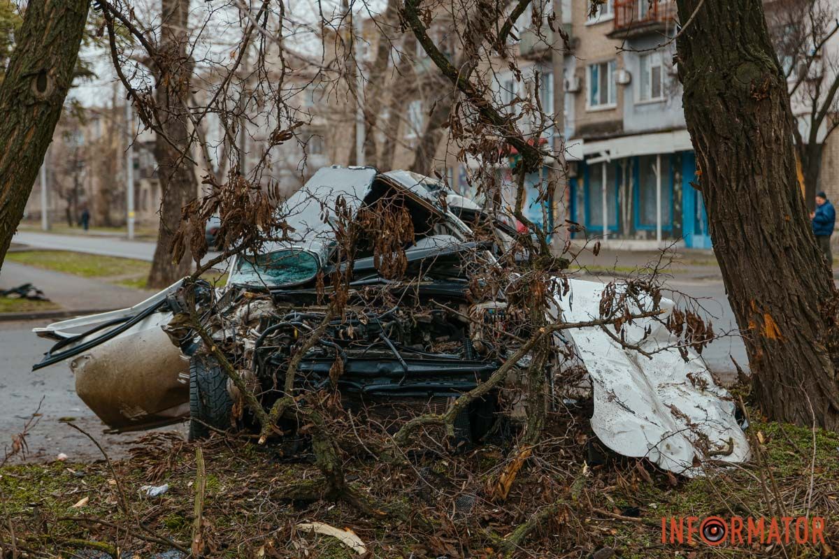 Пошкодження авто У Дніпрі біля ж/м Північний, на вулиці Добробатів, зіткнулися BYD та Skoda: остання влетіла у дерево, є постраждалі 25