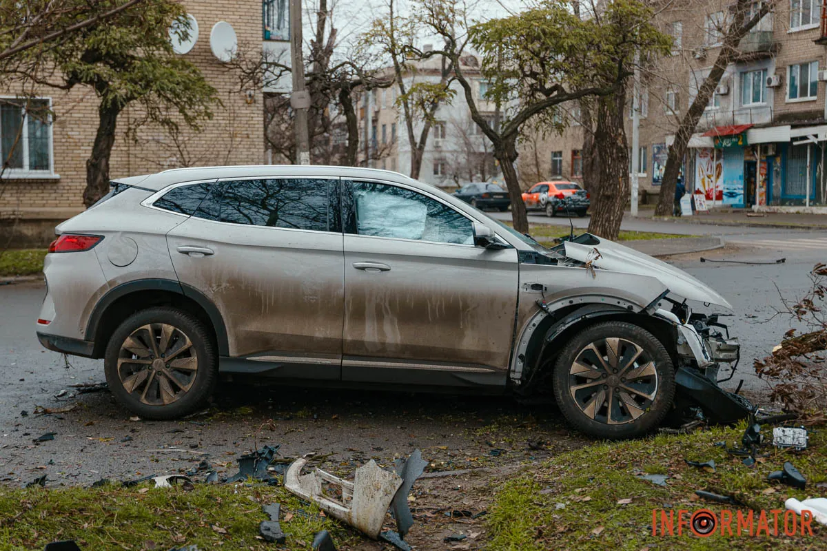 У середу, 17 грудня, у Дніпрі на вулиці Добробатів сталася ДТП У Дніпрі біля ж/м Північний, на вулиці Добробатів, зіткнулися BYD та Skoda: остання влетіла у дерево, є постраждалі 1