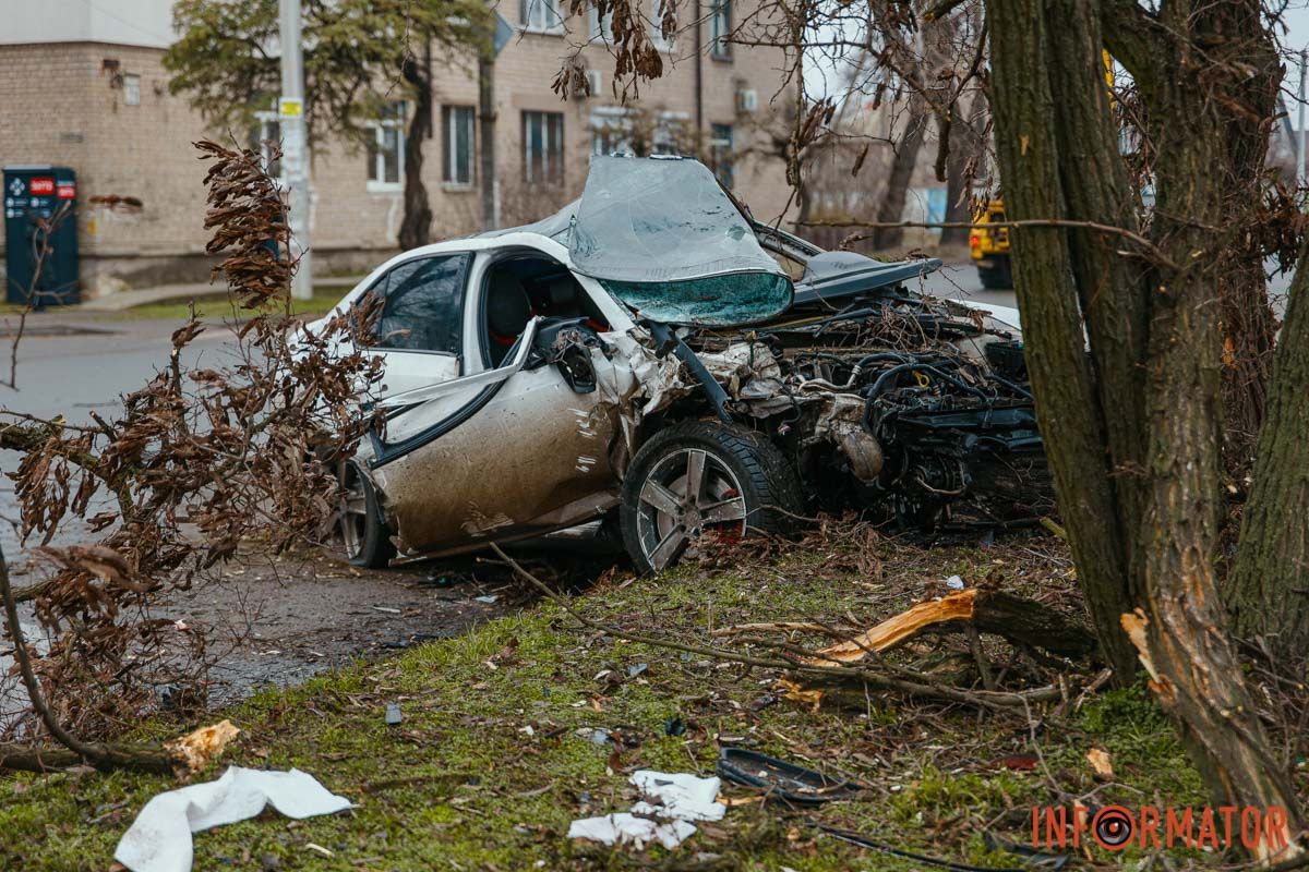 Вона відбулася поблизу житлового масиву Північний У Дніпрі біля ж/м Північний, на вулиці Добробатів, зіткнулися BYD та Skoda: остання влетіла у дерево, є постраждалі 2