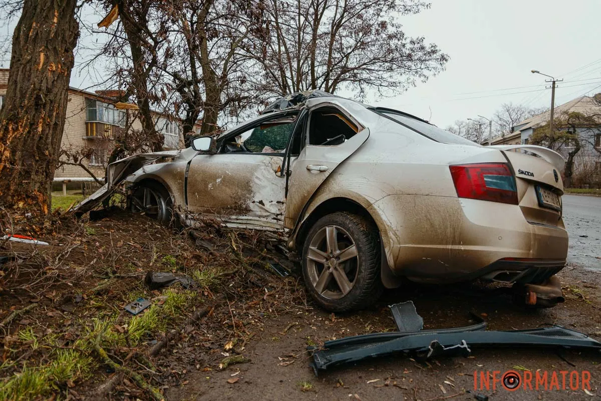 На цьому місці зіткнулись BYD та Skoda У Дніпрі біля ж/м Північний, на вулиці Добробатів, зіткнулися BYD та Skoda: остання влетіла у дерево, є постраждалі 3