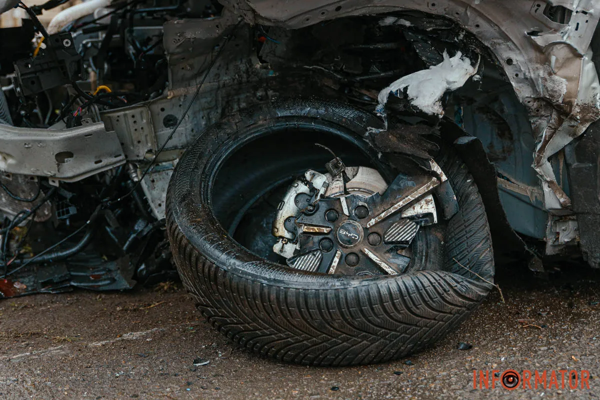 Обидва автомобілі рухалися вулицею Добробатів У Дніпрі біля ж/м Північний, на вулиці Добробатів, зіткнулися BYD та Skoda: остання влетіла у дерево, є постраждалі 5