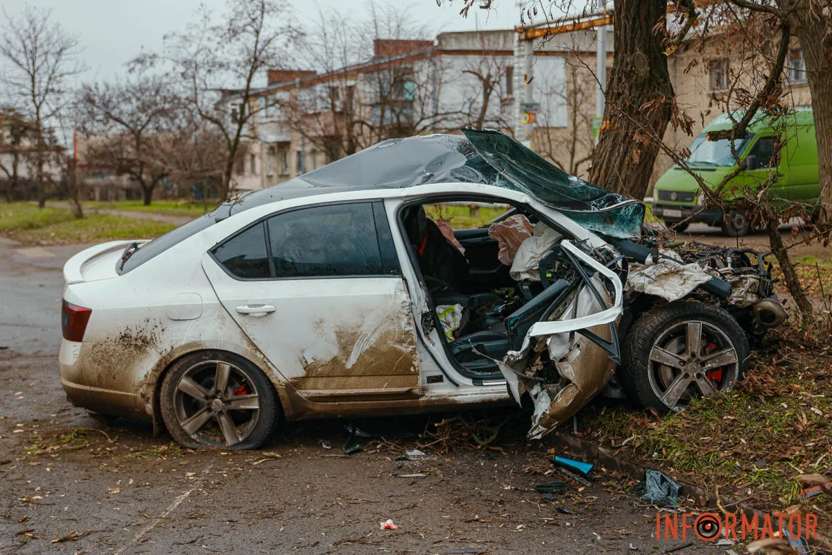 Вони рухалися у напрямку вулиці Буковинської У Дніпрі біля ж/м Північний, на вулиці Добробатів, зіткнулися BYD та Skoda: остання влетіла у дерево, є постраждалі 6