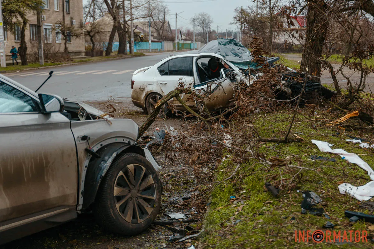 Після зіткнення автомобіль Skoda відкинуло у дерево У Дніпрі біля ж/м Північний, на вулиці Добробатів, зіткнулися BYD та Skoda: остання влетіла у дерево, є постраждалі 7