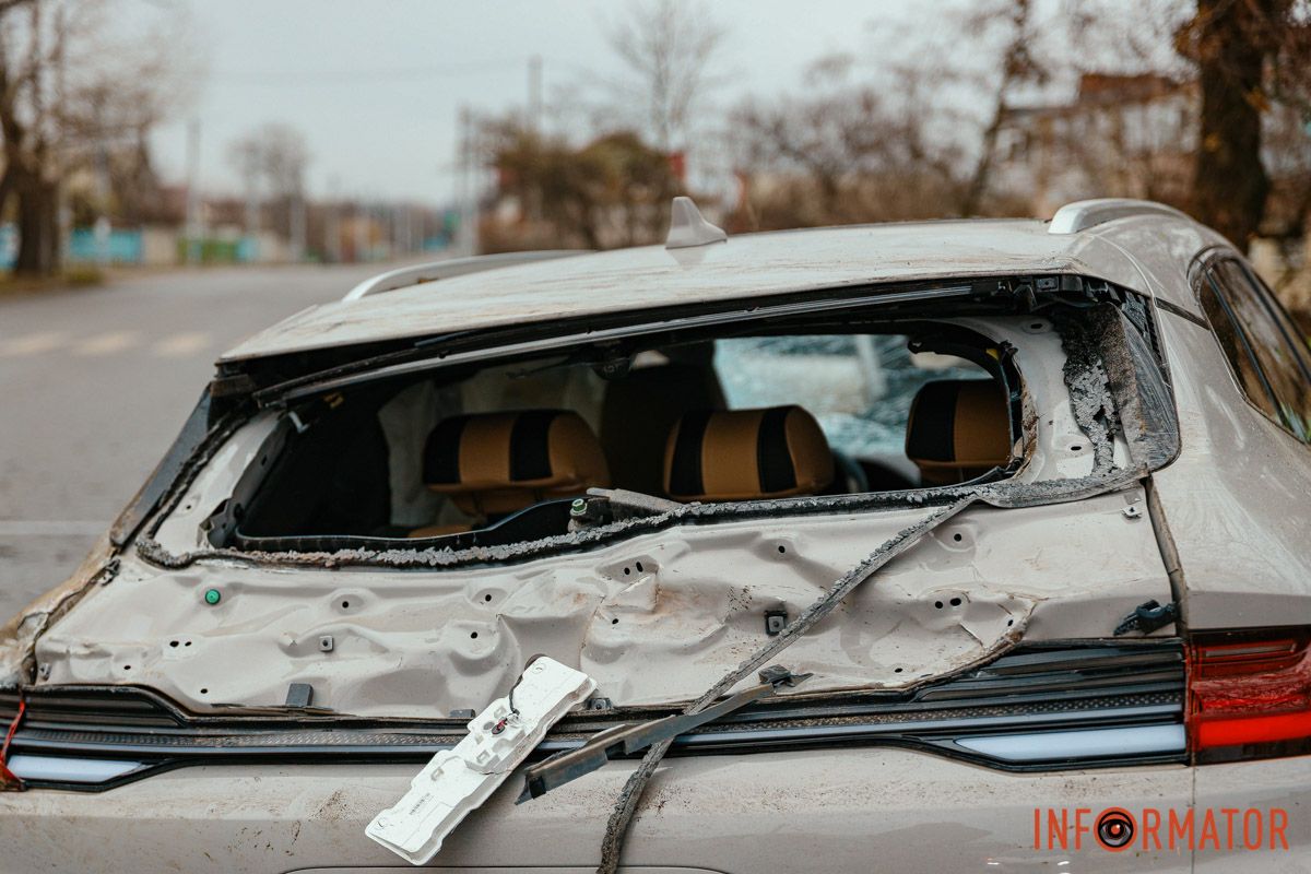 Автівки потрощені У Дніпрі біля ж/м Північний, на вулиці Добробатів, зіткнулися BYD та Skoda: остання влетіла у дерево, є постраждалі 8