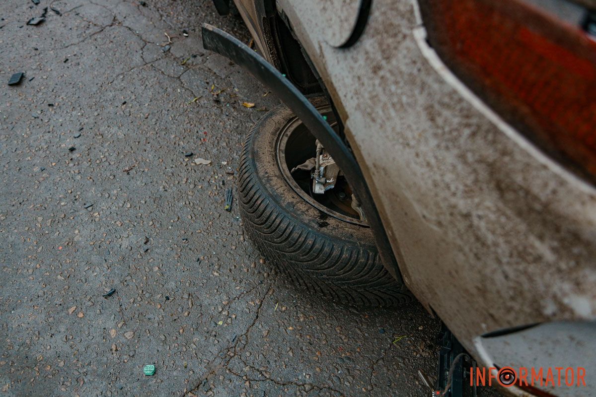 На проїзній частині залишилися уламки пошкоджених машин У Дніпрі біля ж/м Північний, на вулиці Добробатів, зіткнулися BYD та Skoda: остання влетіла у дерево, є постраждалі 9