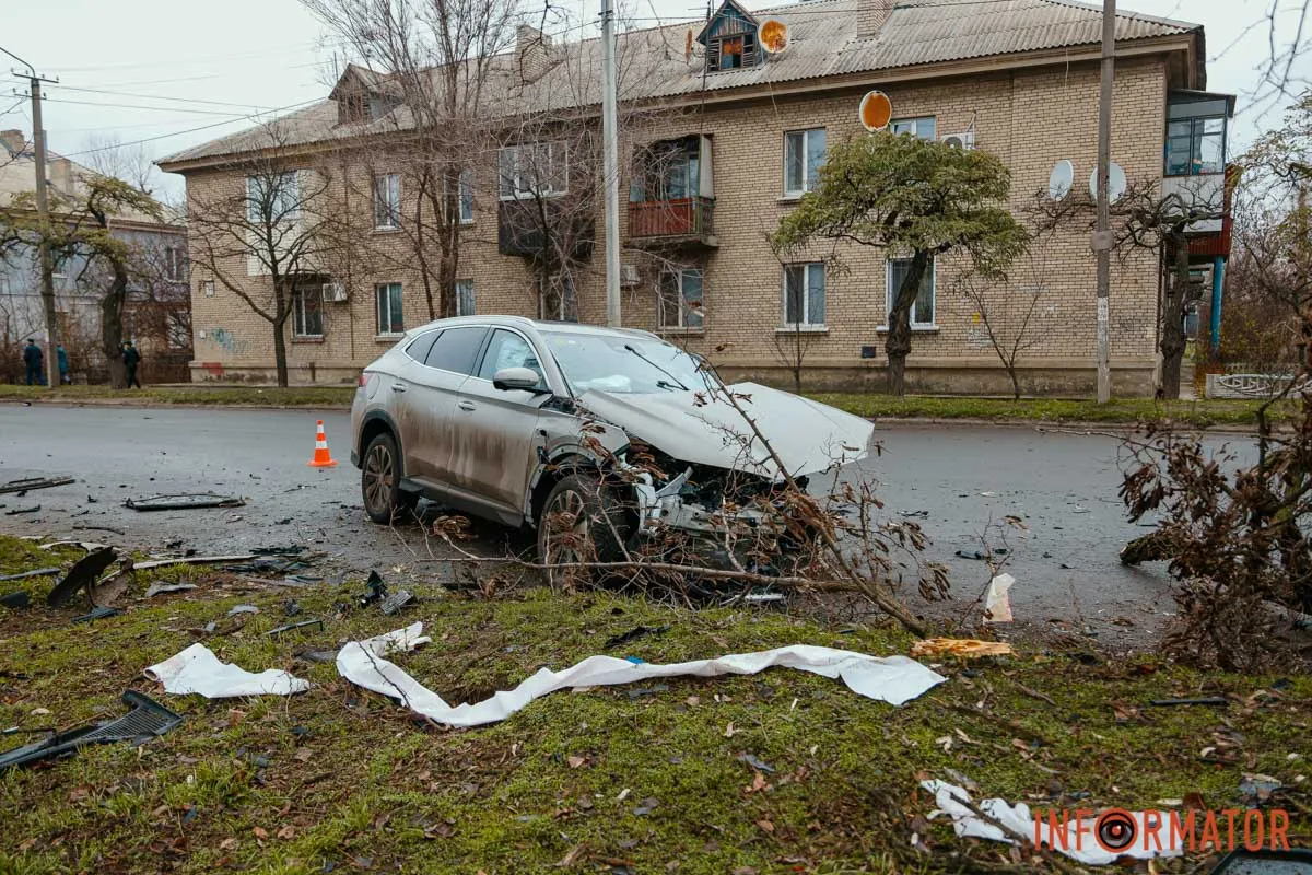 Станом на 13:10 на місці працювали патрульна поліція та слідчій У Дніпрі біля ж/м Північний, на вулиці Добробатів, зіткнулися BYD та Skoda: остання влетіла у дерево, є постраждалі 10