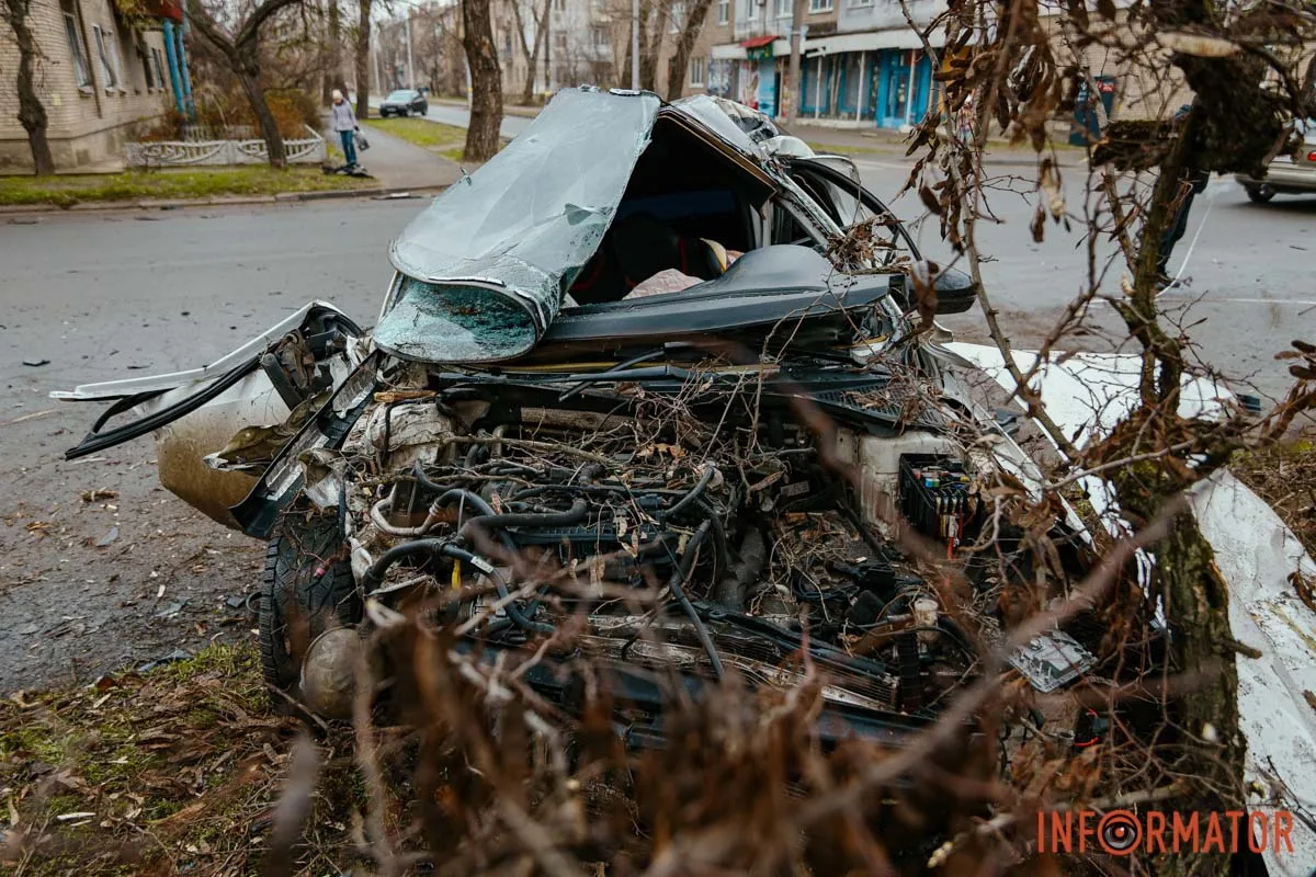 Правоохоронці встановлюють причини аварії У Дніпрі біля ж/м Північний, на вулиці Добробатів, зіткнулися BYD та Skoda: остання влетіла у дерево, є постраждалі 11
