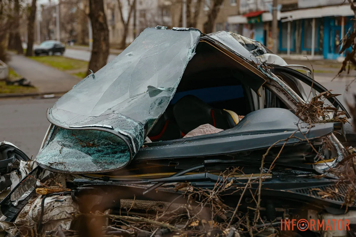 Інформація щодо стану учасників ДТП уточнюється У Дніпрі біля ж/м Північний, на вулиці Добробатів, зіткнулися BYD та Skoda: остання влетіла у дерево, є постраждалі 13