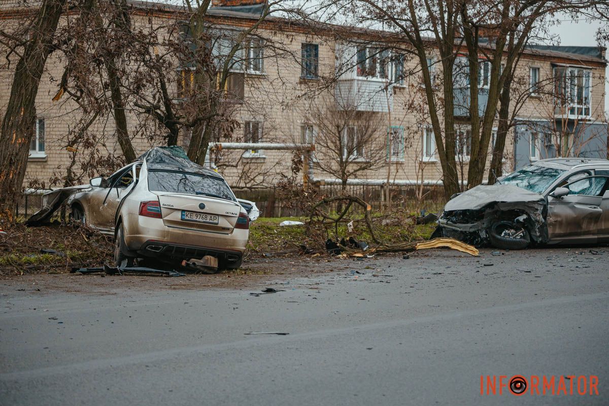 Рух транспорту у напрямку вулиці Буковинської ускладнений У Дніпрі біля ж/м Північний, на вулиці Добробатів, зіткнулися BYD та Skoda: остання влетіла у дерево, є постраждалі 12