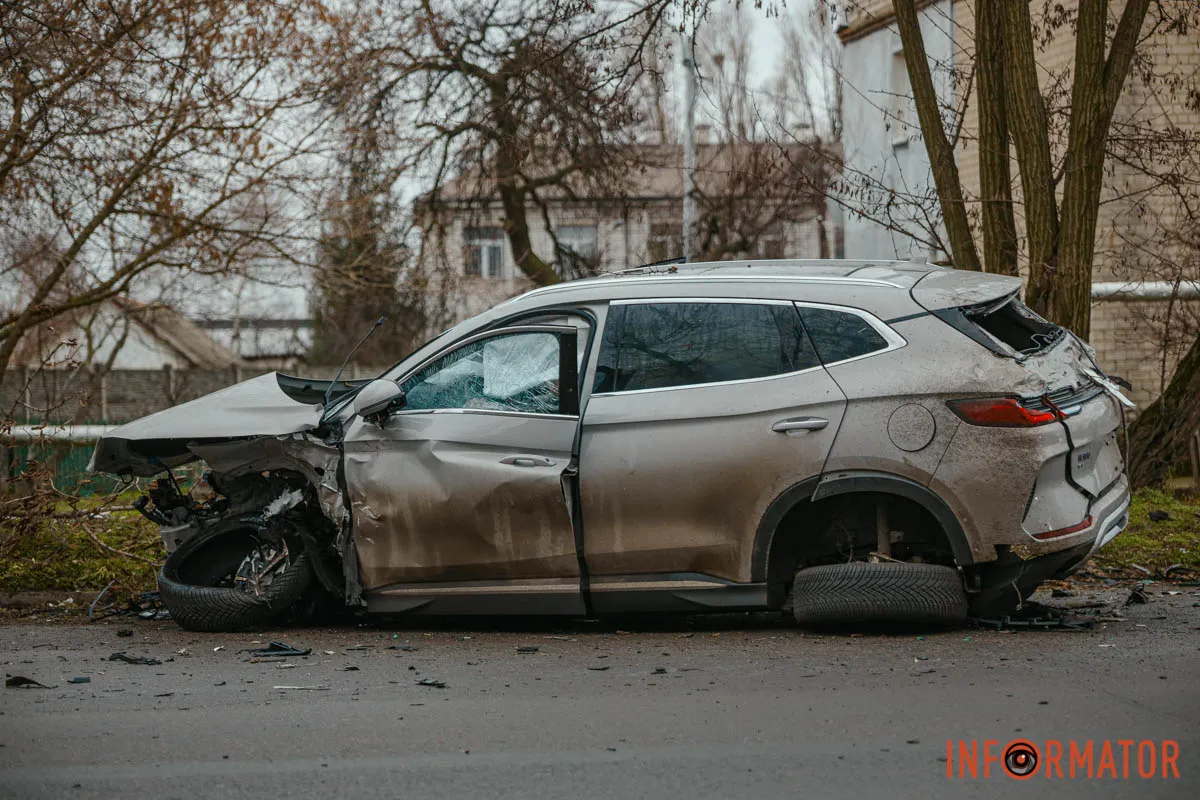 У соцмережах стверджують, що внаслідок аварії є двоє постраждалих У Дніпрі біля ж/м Північний, на вулиці Добробатів, зіткнулися BYD та Skoda: остання влетіла у дерево, є постраждалі 14