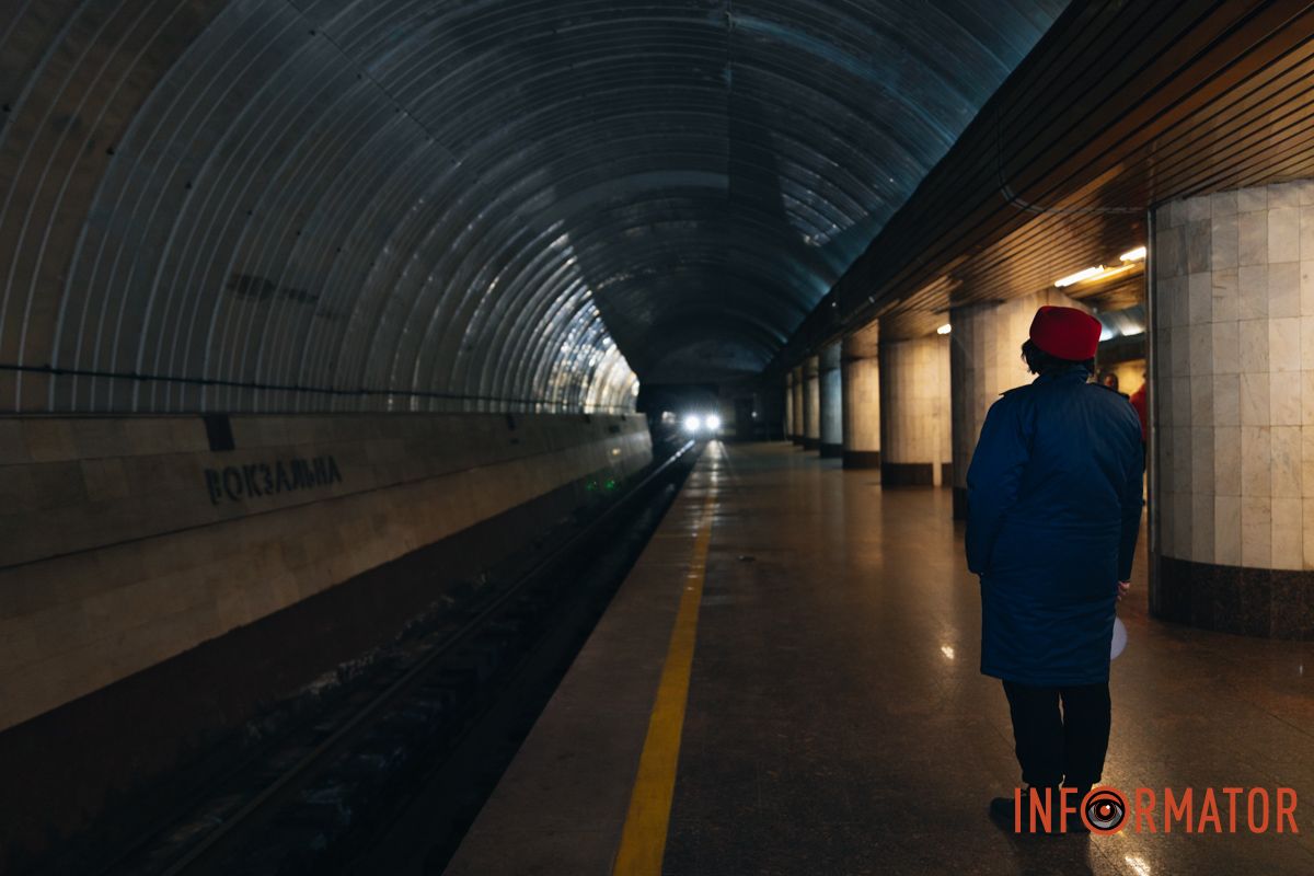 16 грудня на станції метро «Вокзальна» розпочали монтаж новорічної ілюмінації