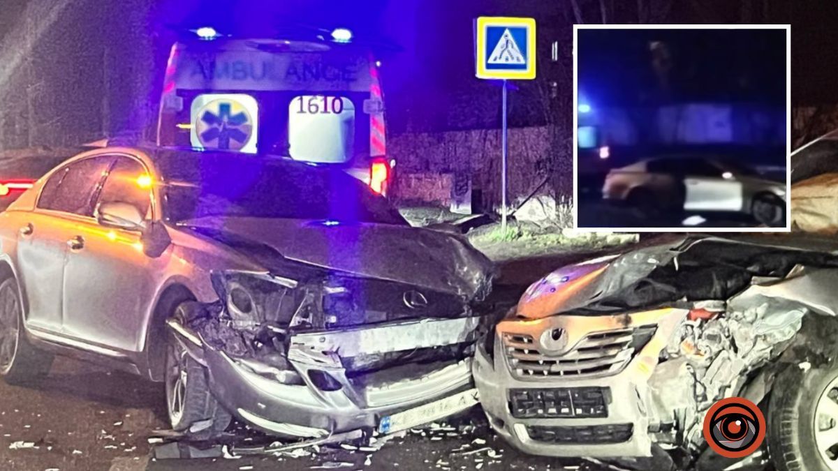В Днепре на улице Ивана Нечуя-Левицкого столкнулись Lexus и Toyota: водительницу последней забрала "скорая"