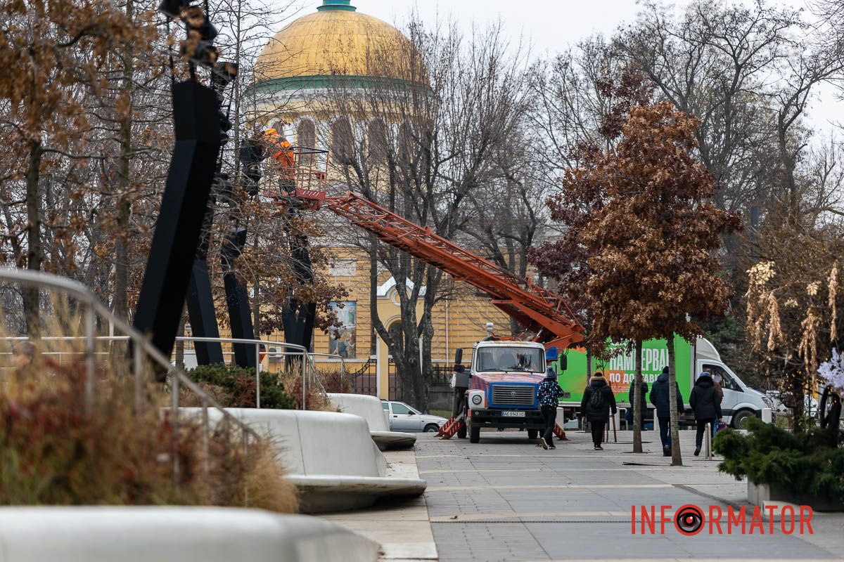 У центрі Дніпра дерева прикрашають гірляндами 5