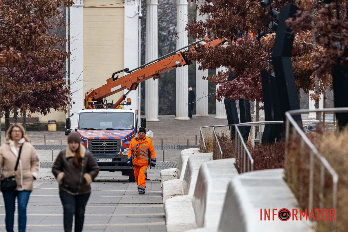 У центрі Дніпра дерева прикрашають гірляндами 8