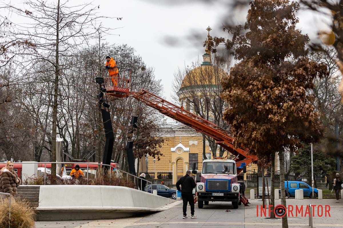 У центрі Дніпра дерева прикрашають гірляндами 17