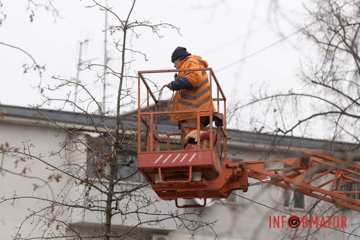 У центрі Дніпра дерева прикрашають гірляндами 12
