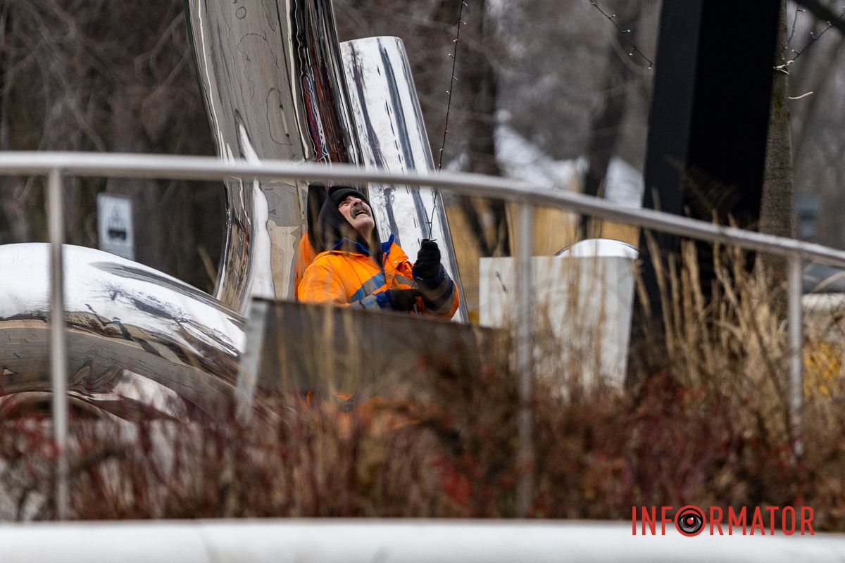 У центрі Дніпра дерева прикрашають гірляндами 13