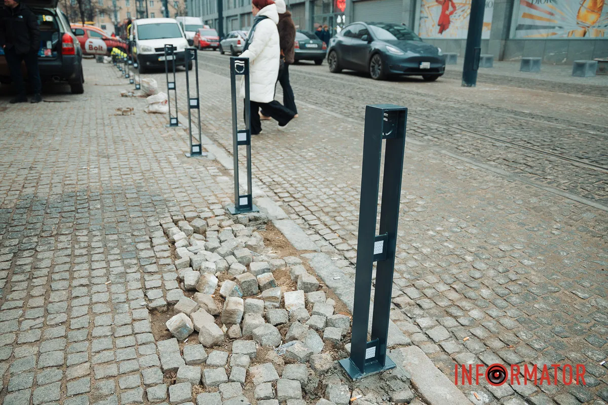 В центре Днепра начали устанавливать антипарковые столбики.