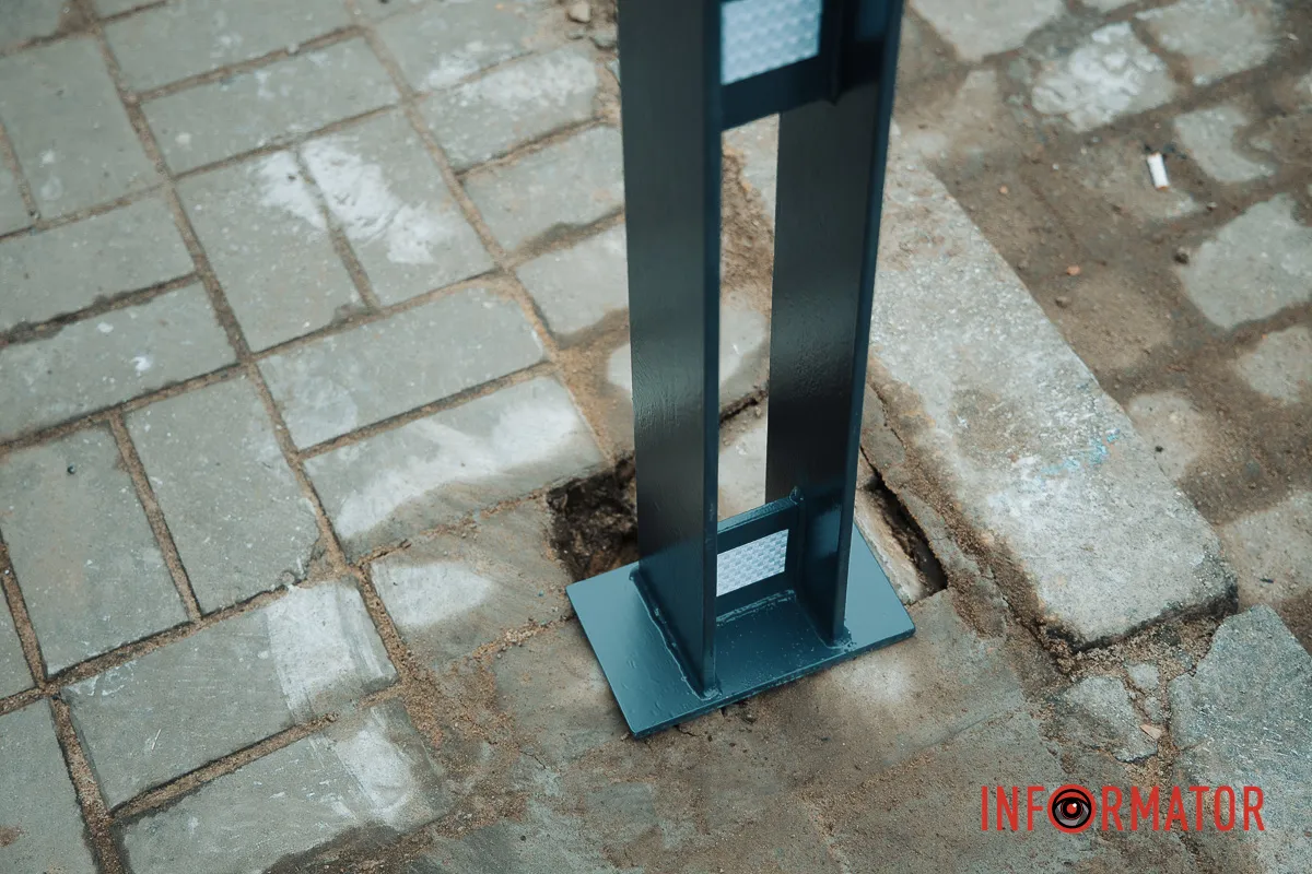 В центре Днепра начали устанавливать антипарковые столбики 3