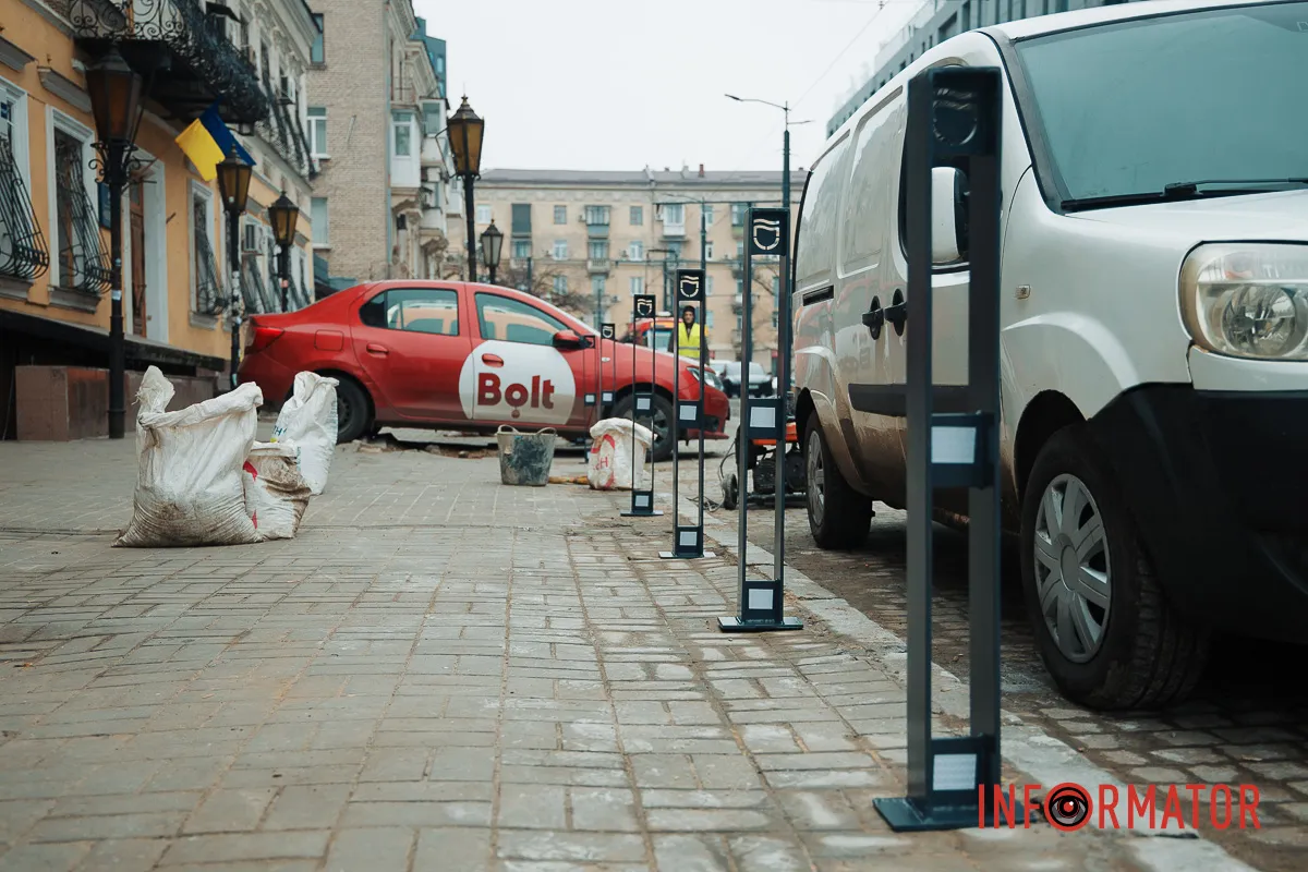 В центре Днепра начали устанавливать антипарковые столбики 5