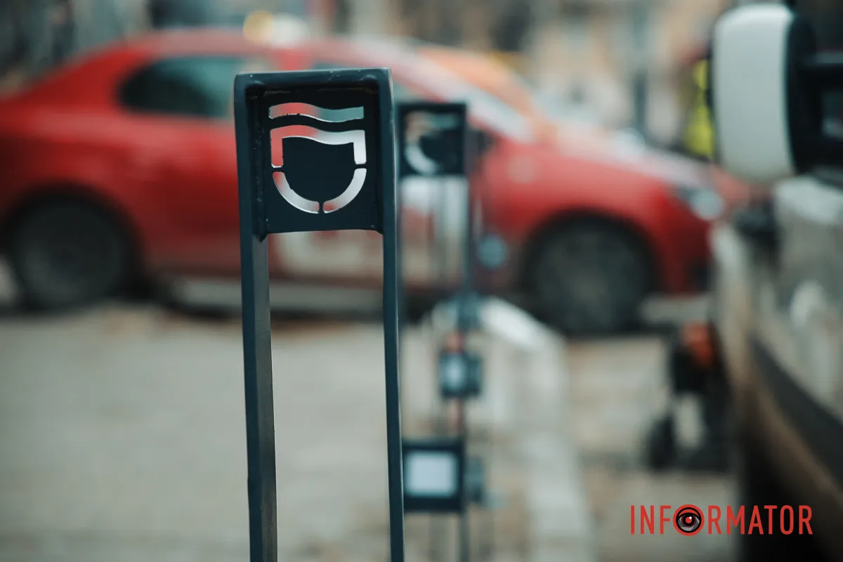 В центре Днепра начали устанавливать антипарковые столбики 2