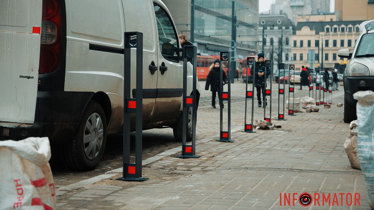 У центрі Дніпра почали встановлювати антипаркувальні стовпчики