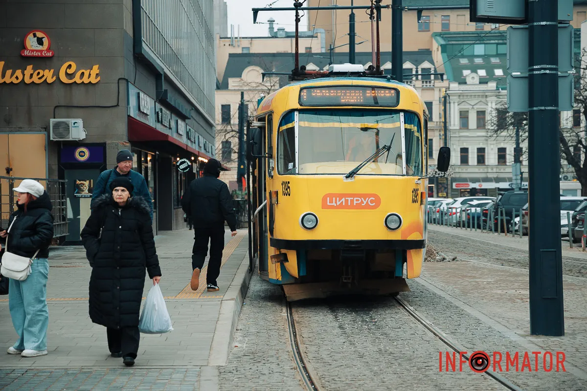 Трамваї прямують за своїм маршрутом