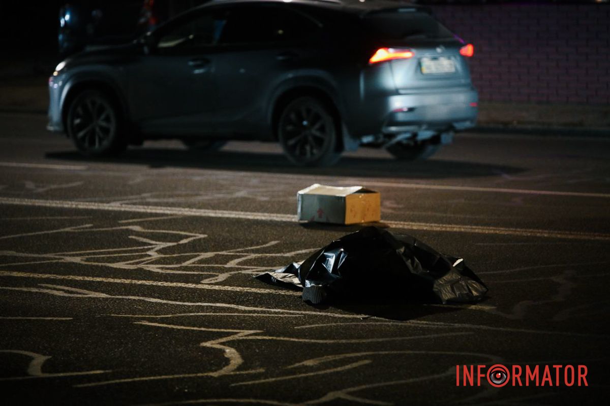 Поруч - коробка з Нової пошти