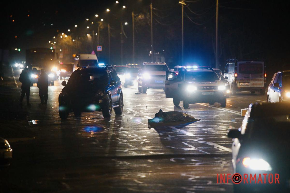 Тіло людини лежить на дорозі