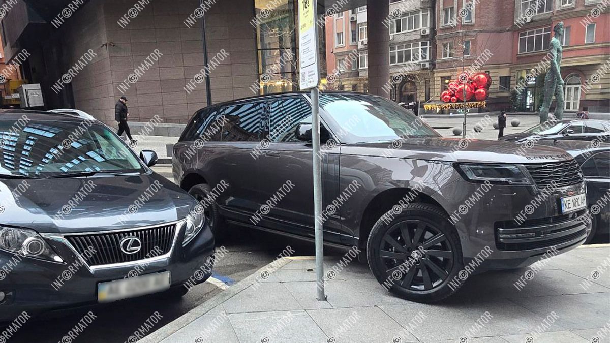 «Король паркування»: у центрі Дніпра Land Rover Range Rover за 10 мільйонів кинули на тротуарі