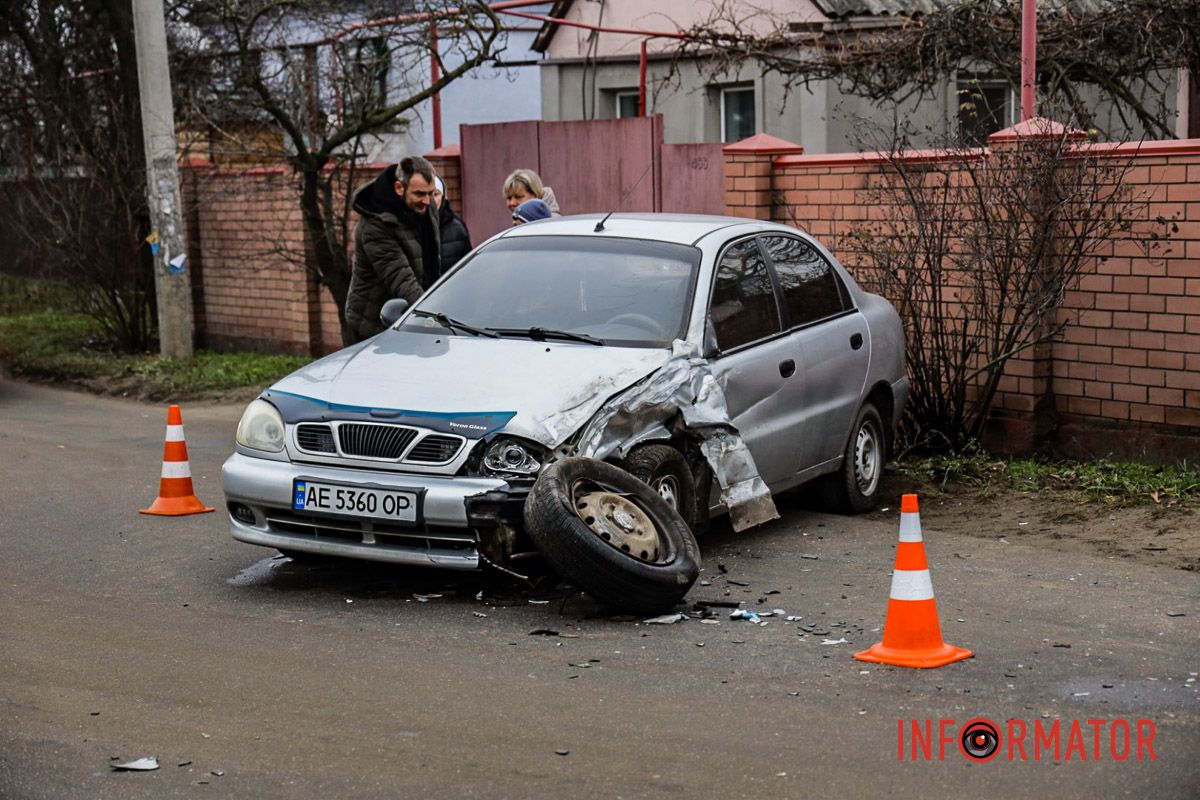 В субботу, 20 декабря, в Днепре на улице Несломной (ранее Петрозаводская) произошло ДТП В Днепре на Несокрушимой Niva столкнулась с Daewoo и опрокинулась на крышу: есть пострадала 1