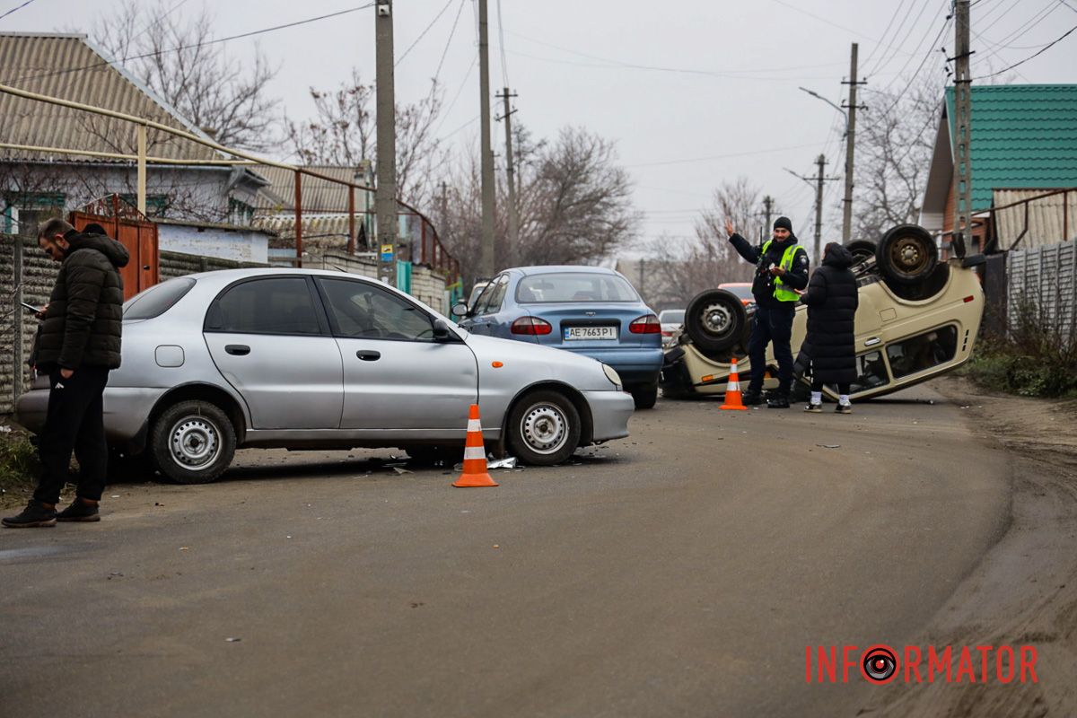 Будьте внимательны на дороге В Днепре на Несокрушимой Niva столкнулась с Daewoo и опрокинулась на крышу: пострадала 15