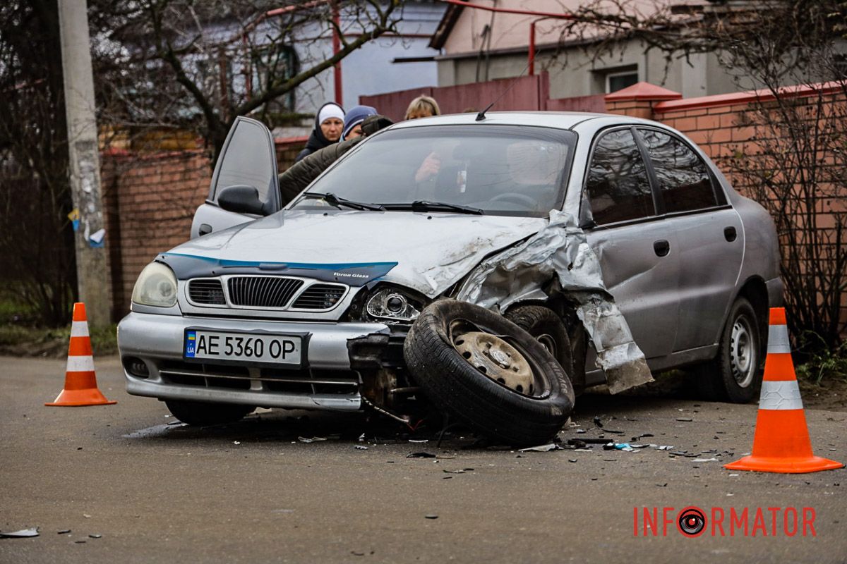 Соблюдайте ПДД В Днепре на Несокрушимой Niva столкнулась с Daewoo и опрокинулась на крышу: пострадала 13