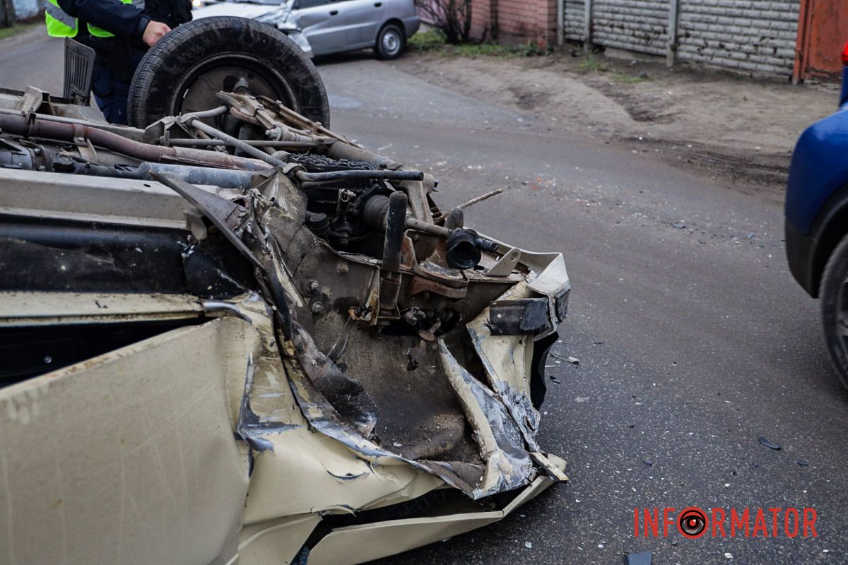 Берегите себя В Днепре на Несокрушимой Niva столкнулась с Daewoo и опрокинулась на крышу: пострадала 12