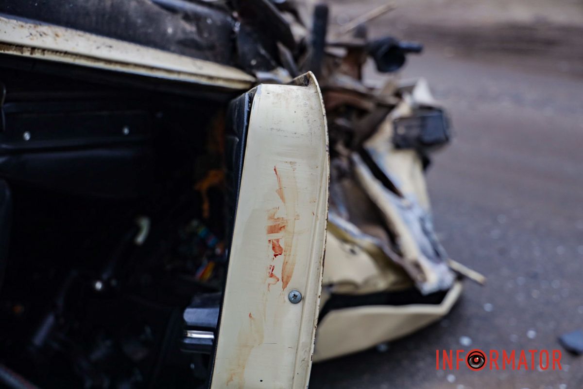 Он отвлекся на пассажирку и произошло столкновение В Днепре на Несокрушимой Niva столкнулась с Daewoo и опрокинулась на крышу: пострадала 6